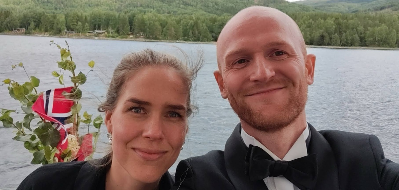 Malene og Steffen ved et vann, Steffen i smoking